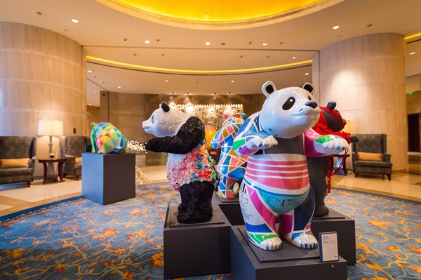 大型彩绘熊猫展亮相成都香格里拉大酒店 爱心温暖这个冬天的节日