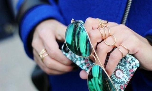 李娜圣诞“手”选千叶珠宝礼 戒指叠戴最时髦