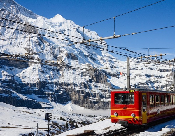 雪季来临,跟随斯沃琪一路向北寻找冬日避世圣地