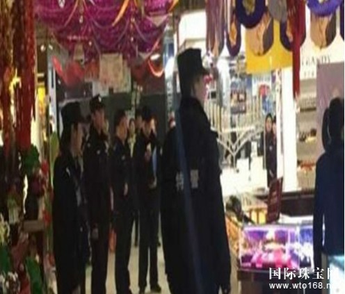 男子在武城县某超市首饰柜台，趁售货员不备，用锤子砸碎柜台玻璃，抢走首饰一宗，价值10万余元。