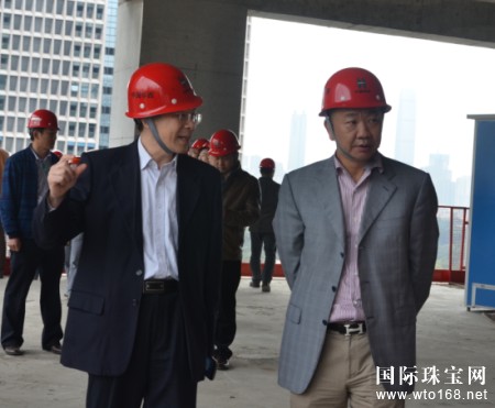 雅诺信集团董事长卢礼杭(右)同中国华西企业有限公司总经理冯太平（左)在大厦工地检查工作