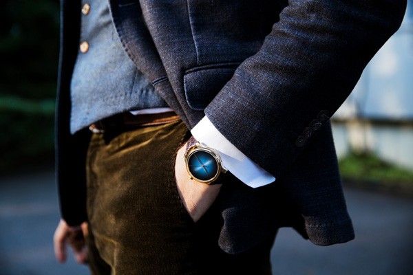 亨利慕时推出勇创者大三针电光蓝概念腕表