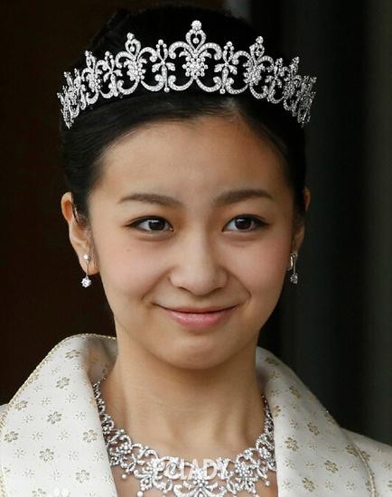 日本Mikimoto(御木本)在2014年曾获得日本皇室二皇子秋筱宫的二女儿佳子公主的头冠制作权