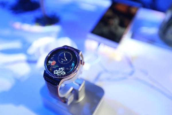 星月系列HUAWEI WATCH采用44mm直径圆形表盘，并且拥有68颗宝石在表盘外圈上。并且这款手表的设计采用的是不锈钢设计，手表的表面是被蓝宝石覆盖着。不仅如此华为这次也是带来几款表带，分别为蓝色、白色和红色，表盘采用玫瑰金配色，而表盘设计也是考虑到了女性并且也带来十几种专属女性表盘设计。