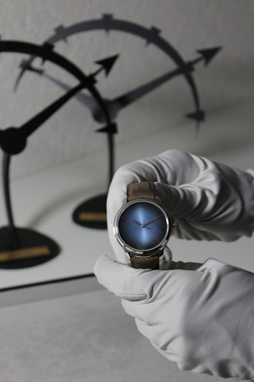 亨利慕时勇创者大三针电光蓝概念腕表