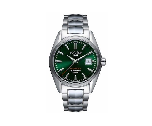 戴着绿色罗马腕表，充满玩趣活力又不失高贵个性