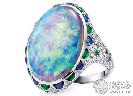 Tiffany&Co。铂金镶祖母绿、钻石、蓝宝石及11.95 克拉椭圆形贵黑欧泊戒指