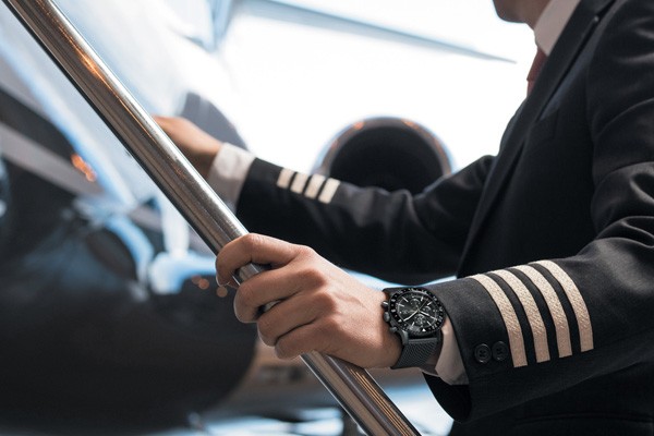 百年灵推出全航空飞行计时黑钢腕表