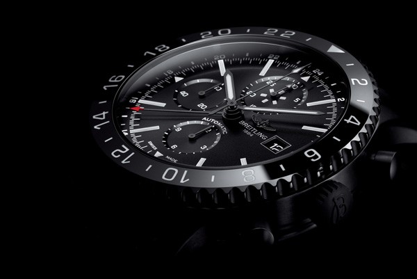 百年灵推出全航空飞行计时黑钢腕表