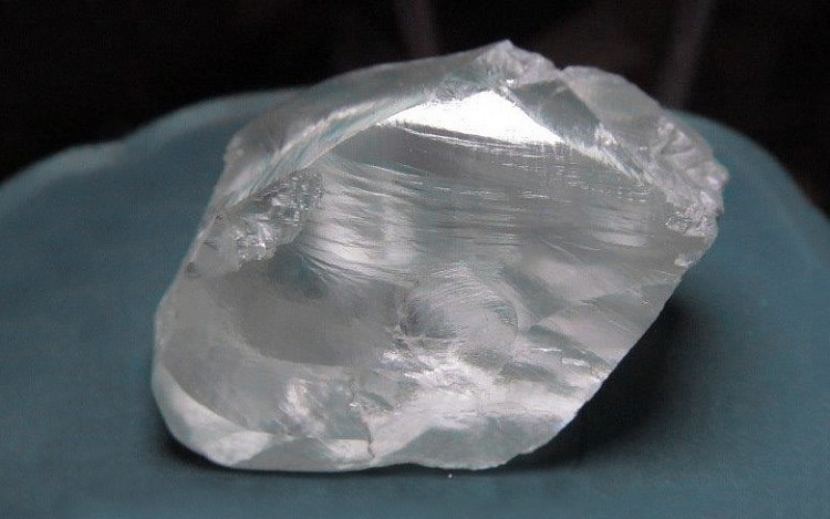 钻石原石放大表面特征图片