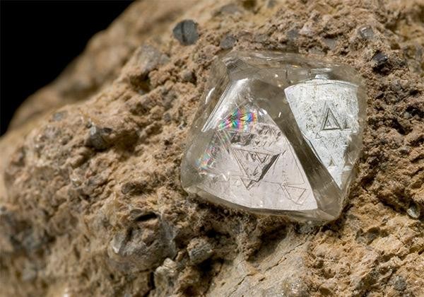 金伯利岩中的钻石晶体