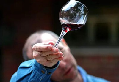 如何通过颜色来判断一款葡萄酒的品质和酒龄？