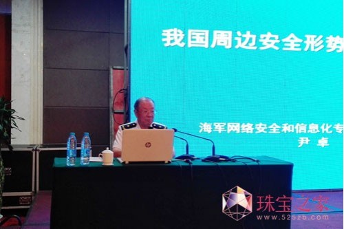 中国珠宝玉石首饰行业协会副会长史洪岳先生（左）参观金兰工业园