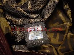 2004年以后的芬迪fendi包内有黑色标签，上有镭射防伪印记