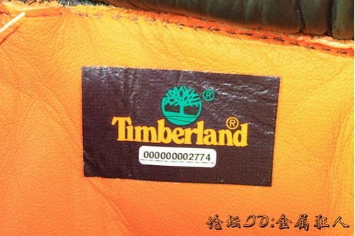 正品timberland的内标下方有一行12位数的白色数字，为靴子的微雕字母防伪编码