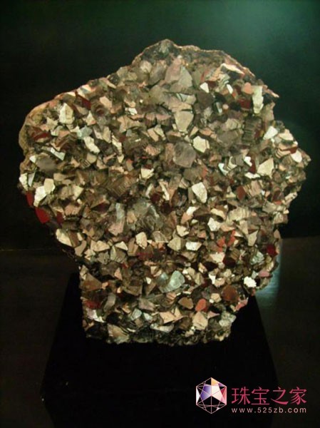 十分罕见的毒砂（Arsenopyrite），闪锌、方铅、黝锡、萤石、水晶等十余种矿物共生晶簇